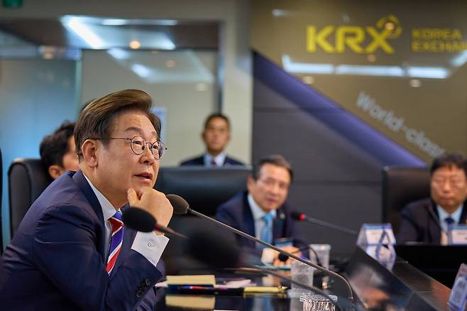 이재명 대통령이 지난 6월 11일 서울 영등포구 여의도 한국거래소(KRX)에서 불공정거래 근절을 위한 현장 간담회를 하고 있다. /사진=이재명 대통령 인스타그램