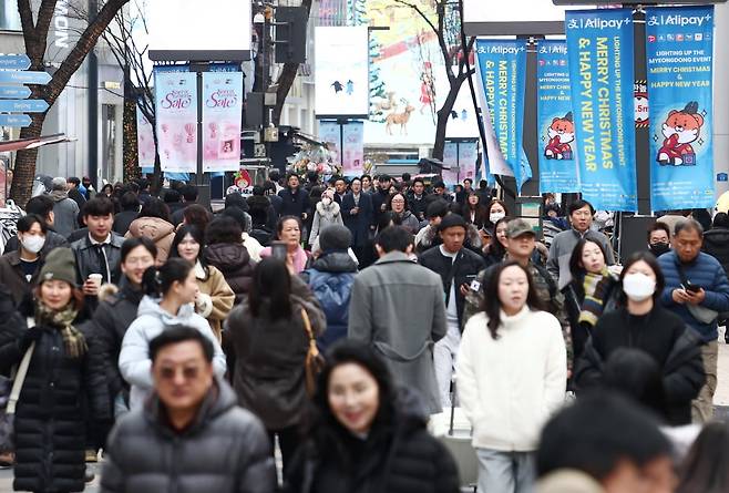 크리스마스 이브인 24일 오후 서울 중구 명동거리가 시민과 외국인 관광객들로 붐비고 있다. 사진=뉴스1