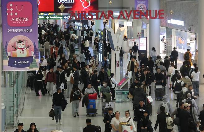 23일 인천국제공항 1터미널 출국장이 인파로 붐비고 있다. 사진=연합뉴스