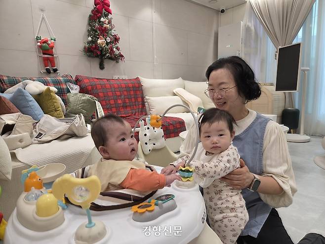 경북 예천군 도청신도시의 한 아파트 1층에 마련된 공동육아나눔터 ‘0세 특화반’에서 지난 23일 아이들이 돌봄교사와 함께 놀이 활동을 하고 있다. 김현수 기자