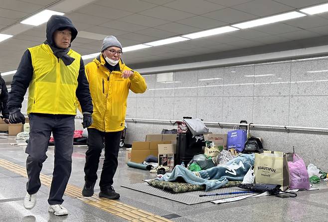 오세훈 서울시장이 25일 오후 서울역광장 인근 지하보도를 찾아, 한파 대비 거리노숙인 보호 현장을 점검하고 있다. 서울시 제공