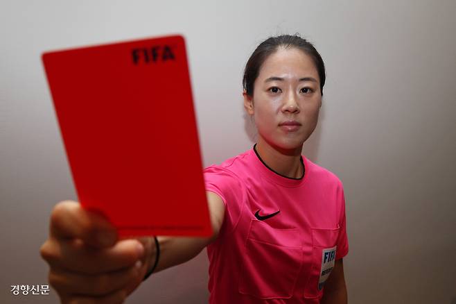 지난 16일 김유정 축구심판이 경기 고양시의 한 카페에서 경향신문 여성 서사 아카이브 플랫과 인터뷰하고 있다. 정효진 기자