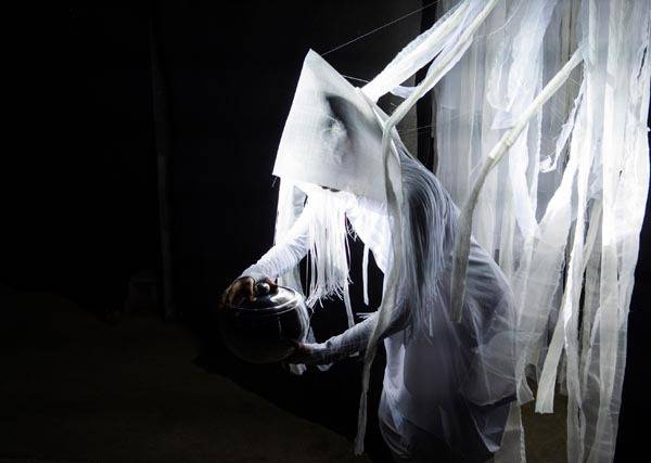 박연정 대표가 이끈 이팝무용단과 설치·조형 예술가 이정윤이 지난 10월과 11월 스페인령 카나리아 제도의 테네리페와 그란카나리아에서 선보인 창작춤 ‘하얀 그림자(La Sombra Blanca)’ 현지 공연 모습이다. 한국 전통 무속의 상징과 고깔·갓 등을 활용했다. 이팝무용단 제공