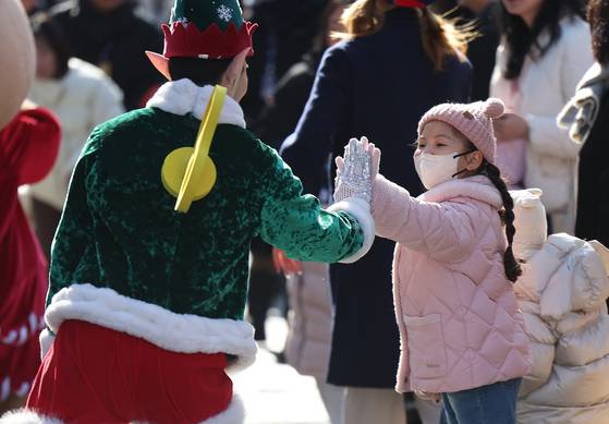 A child is seen at a Christmas event in Daegu on Dec. 25. [YONHAP]