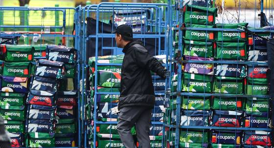 A Coupang logistics center in seen in Seoul on Dec. 16. [NEWS1]