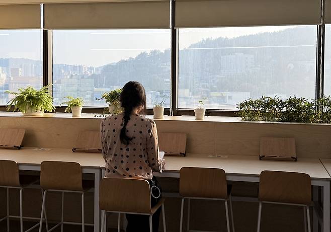 A woman is seen reading a book by herself at a local community center in Incheon [JOONGANG ILBO]