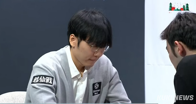 ‘바둑 황제’ 신진서 9단이 132수 만에 리쉬안하오 9단의 대마를 잡고 쾌승을 거뒀다. 바둑TV 생중계 화면 캡처