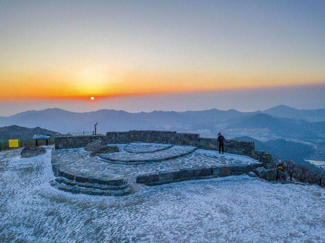 고도를 기준으로 한반도에서 가장 먼저 해가 뜨는 곳으로 알려진 경남 양산 천성산 ‘천성대’.