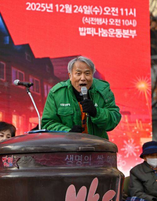 다일공동체 대표 최일도 목사가 같은 날 서울 동대문구 밥퍼나눔운동본부 앞 거리 성탄 예배에서 말씀을 전하는 장면. 신석현 포토그래퍼