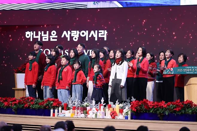 서울 사랑의교회 성탄예배에서 자녀와 부모 세대가 함께 캐럴을 부르고 있다. 교회 제공