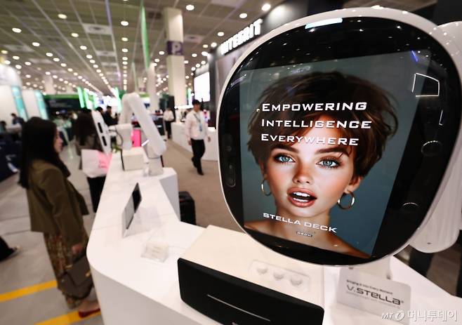 (서울=뉴스1) 구윤성 기자 = 21일 서울 강남구 코엑스에서 열린 '2025 한국전자전(KES)'에서 참관객이 인공지능(AI) 로봇과 대화하고 있다.   2025.10.21/뉴스1  Copyright (C) 뉴스1. All rights reserved. 무단 전재 및 재배포,  AI학습 이용 금지. /사진=(서울=뉴스1) 구윤성 기자