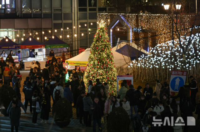 크리스마스 이브인 24일 오후 서울 중구 명동성당 인근이 인파들로 붐비고 있다. 뉴시스