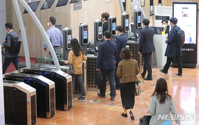 [서울=뉴시스] 배훈식 기자 = 2022년 5월 10일 서울 종로구 정부서울청사로 공무원들이 출근을 하고 있다. 2022.05.10. dahora83@newsis.com