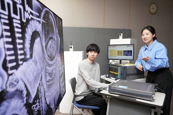 [서울=뉴시스] LG유플러스가 포항공과대학교(POSTECH) 홍원빈 교수 연구팀과 함께 무전력 분산형 지능형 표면(RIS)과 AI를 활용한 차세대 실내 커버리지 확장 기술을 실증했다. 사진은 연구원들이 액자 형태의 분산형 RIS에 전파를 발사하고 통신품질을 측정하는 모습. (사진=LG유플러스 제공) *재판매 및 DB 금지
