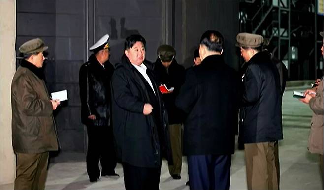 [서울=뉴시스] 김정은 북한 국무위원장이 핵 추진 잠수함 등 함선·함정 건조 사업 실태를 시찰했다고 조선중앙TV가 8일 보도했다. (사진= 조선중앙TV 캡처) 2025.03.08. *재판매 및 DB 금지