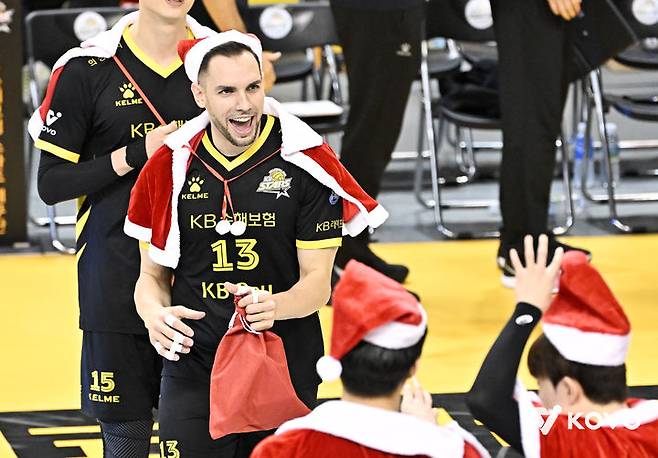 [서울=뉴시스] 남자 프로배구 KB손해보험 비예나가 25일 경기 의정부 경민대체육관에서 열린 진에어 2025~2026 V-리그 남자부 대한항공과의 경기에서 산타 복장을 입고 코트에 들어서고 있다. (사진=KOVO 제공) 2025.12.25.