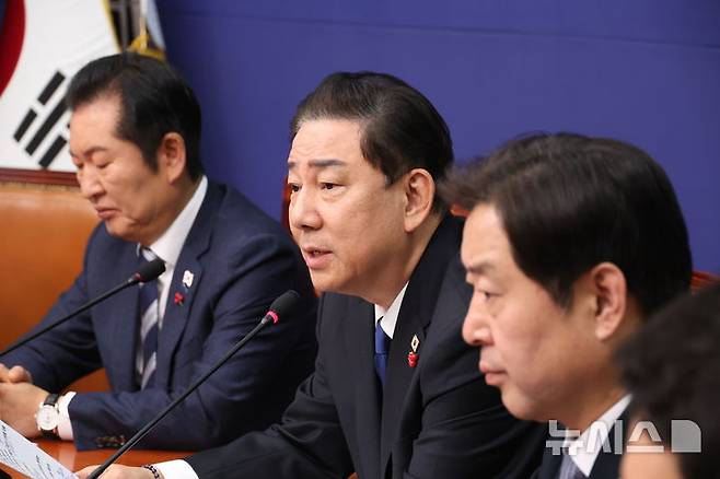 [서울=뉴시스] 조성봉 기자 = 김병기 더불어민주당 원내대표가 24일 오전 서울 여의도 국회에서 열린 최고위원회의에서 발언을 하고 있다. 2025.12.24. suncho21@newsis.com