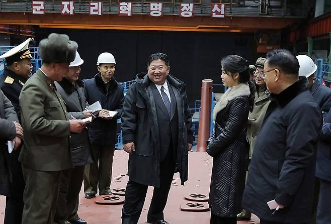 김정은 북한 국무위원장이 8700t급 '핵동력 전략유도탄 잠수함 건조사업'을 현지에서 지도했다. 연합뉴스