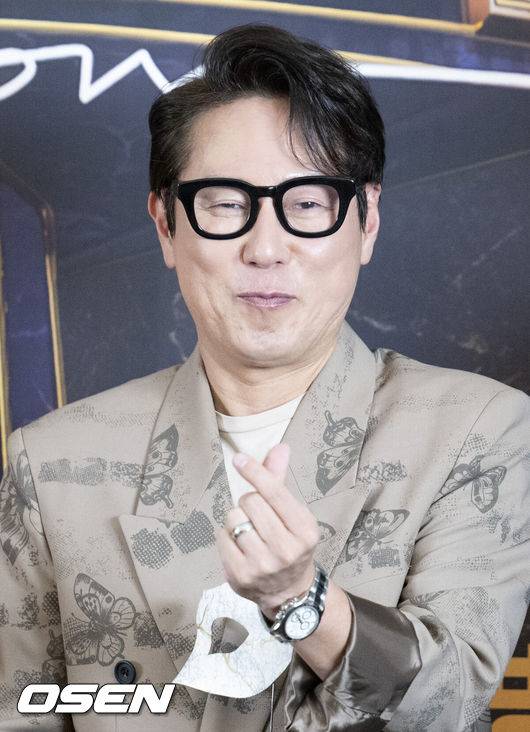 [OSEN=김성락 기자] 10일 오후 서울 마포구 스탠포드호텔에서 JTBC 예능 ‘팬텀싱어4’ 제작발표회가 열렸다. 가수 윤종신이 취재진을 향해 포즈를 취하고 있다. 2023.03.10 /ksl0919@osen.co.kr