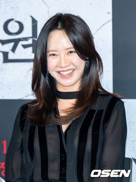 [OSEN=박준형 기자] 22일 오후 서울 용산아이파크몰 내 용산 CGV에서 영화 '구원자' 언론시사회가 진행됐다.영화 ‘구원자’는 축복의 땅 오복리로 이사 온 ‘영범’과 ‘선희’에게 기적 같은 일이 벌어지고, 이 모든 것이 누군가 받은 불행의 대가임을 알게 되면서 벌어지는 미스터리 오컬트로 배우 김병철과 송지효, 김히어라가 출연한다.배우 송지효가 미소 짓고 있다.  2025.10.22 / soul1014@osen.co.kr