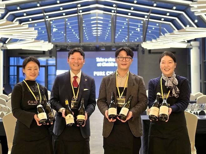 샤블리 와인을 소개하는 홉스코치 코리아(옛 소펙사 코리아)&nbsp; 한국소믈리에대회 역대 우승자들. 왼쪽부터 윤효정, 김주용, 이형택, 양윤주 소믈리에. 최현태 기자