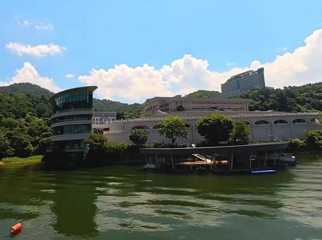 통일교 수익 사업으로 전락한 ‘북한강 천년뱃길’ 사업에 가평군이 투자하는 전체 예산은 150억원에 달한다. 사진은 통일교가 운영하는 HJ크루즈 위에서 HJ천주천보수련원을 바라본 모습.  유튜브 마카다TV 영상 캡처
