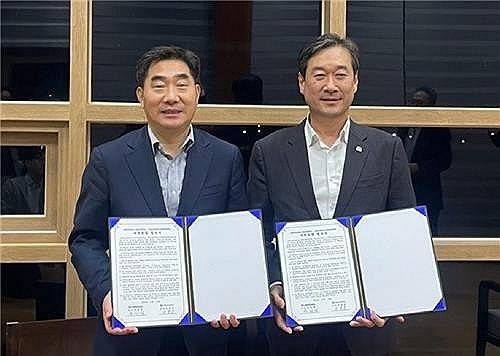 지난해 11월 15일 목포대 송하철(오른쪽) 총장과 순천대 이병운 총장은 대학통합합의서에 서명하고, 2026년 3월 통합대학 출범을 목표로 2024년 12월까지 대학통합 신청서를 교육부에 제출하기로 합의했다. 사진 제공=목포대