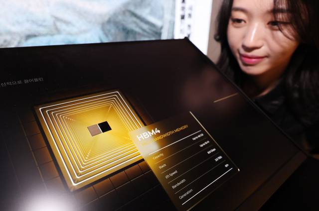 10월22일 서울 강남구 코엑스에서 열린 제27회 반도체 대전(SEDEX 2025)을 찾은 관람객이 공개된 SK하이닉스 HBM4 실물을 살펴보고 있다. 뉴스1