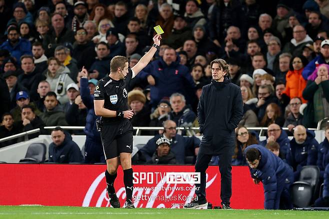 ▲  최근 부진한 경기력과 팬들의 불만이 커지면서 프랭크 감독의 미래가 불투명해지고 있다. 토트넘이 4위권 진입이라는 목표에서 멀어지면서 점점 더 많은 비판에 직면하고 있다. 토트넘 내부에서는 그의 장기적인 거취에 대한 논의가 이미 시작됐다는 전언이다. 