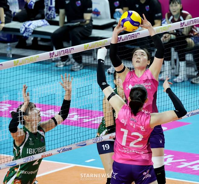 흥국 세터 이나연이 24일 크리스마스 이브 삼산월드체육관에서 열린 2025-2026 진에어 흥국생명과 IBK기업은행 경기에서 볼배급을 하고  있다. /사진=강영조 선임기자