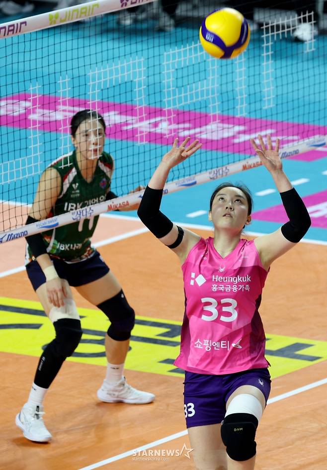 흥국 세터 이나연이 24일 크리스마스 이브 삼산월드체육관에서 열린 2025-2026 진에어 흥국생명과 IBK기업은행 경기에서 볼배급을 하고  있다. 2025.12.24. /사진=강영조 cameratalks@