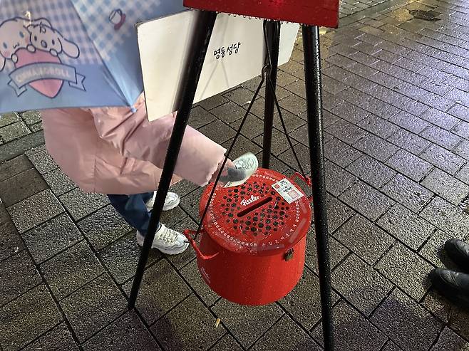 명동성당 앞 구세군 자선냄비에 기부하는 어린이 [촬영 조윤희 수습기자]