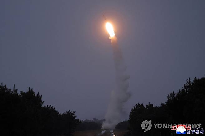 北 "신형장거리대공미사일 동해상 시험발사"…김정은 참관 (평양 조선중앙통신=연합뉴스) 북한이 지난 24일 동해상에서 김정은 국무위원장이 참관한 가운데 신형 고공 장거리 반항공(대공) 미사일 시험 발사를 진행했다고 25일 조선중앙통신이 보도했다. 2025.12.25 
    [국내에서만 사용가능. 재배포 금지. For Use Only in the Republic of Korea. No Redistribution] nkphoto@yna.co.kr