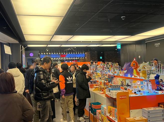 시민들로 붐비는 서울 용산구 아이파크몰 내 한 팝업 매장 [촬영 김유향 수습기자]