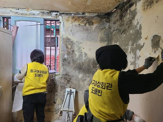 인천 동구 여성회관 도배기능사반은 도배 봉사활동을 진행했다. 사진=인천 동구청