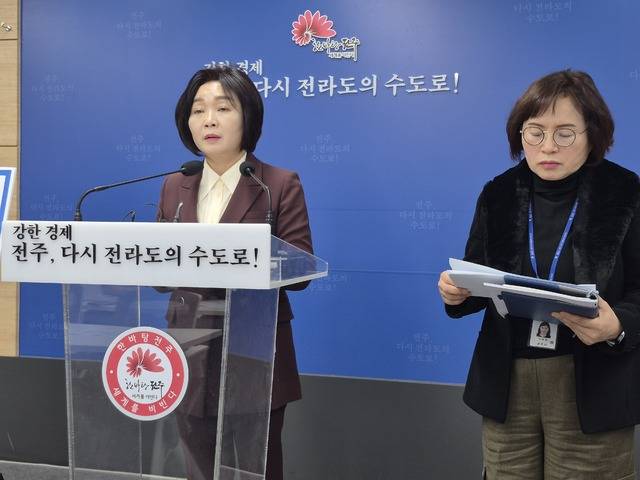 임숙시(왼쪽) 전주시 경제산업국장이 26일 시청 브리핑룸에서 ‘2026년 민생경제 활성화 정책’에 대해 설명하고 있다. /전주시