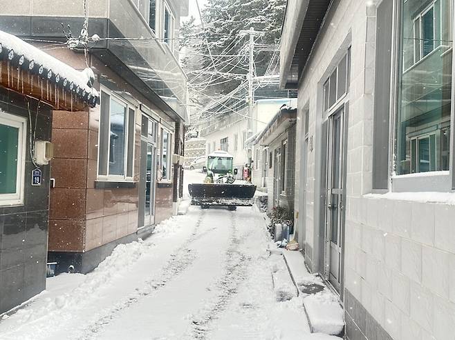 ▲ 울릉군 서면 지역에서 소형 제설차가 제설에 나서고 있다. 사진 독자제공