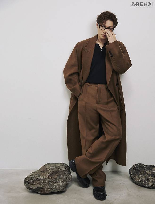 코트·팬츠 아미, 안경 젠틀몬스터, 신발 발렌시아가, 니트 톱 스타일리스트 소장품.