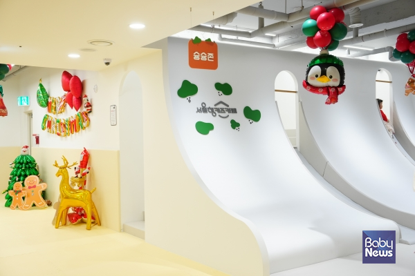 23일 서울형 키즈카페 보문동점 개관식에서 참석자들이 현판식을 하고 있다. ⓒ성북구