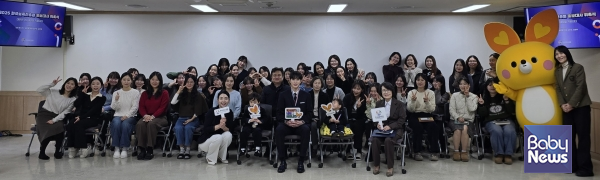 12월 24일, 한국보육진흥원에서 홍보대사 위촉식을 기념하며 홍보대사(김준호, 김은우, 김정우)와 임직원이 기념촬영을 하고 있다. ⓒ한국보육진흥원