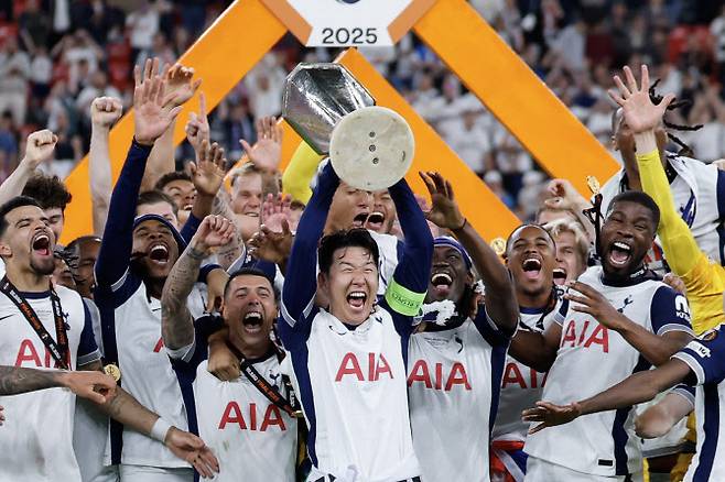 손흥민은 2024~25 UEFA 유로파리그 우승으로 프로 데뷔 15년 만에 첫 트로피를 품었다. 사진=AFPBB NEWS