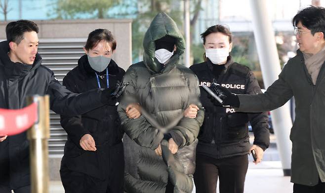 마약 혐의로 수사선상에 오른 상태에서 해외로 도피했다가 체포된 남양유업 창업주 외손녀 황하나 씨가 26일 경기도 안양시 수원지방법원 안양지원에서 열린 구속 전 피의자 심문(영장실질심사)에 출석하고 있는 모습. (사진=뉴스1)