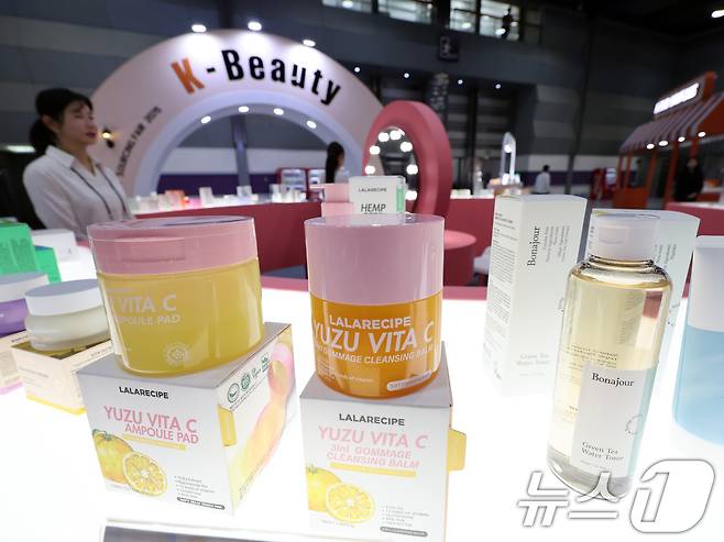 해외마케팅 종합대전에 화장품이 진열돼 있다. <자료사진> ⓒ News1 황기선 기자