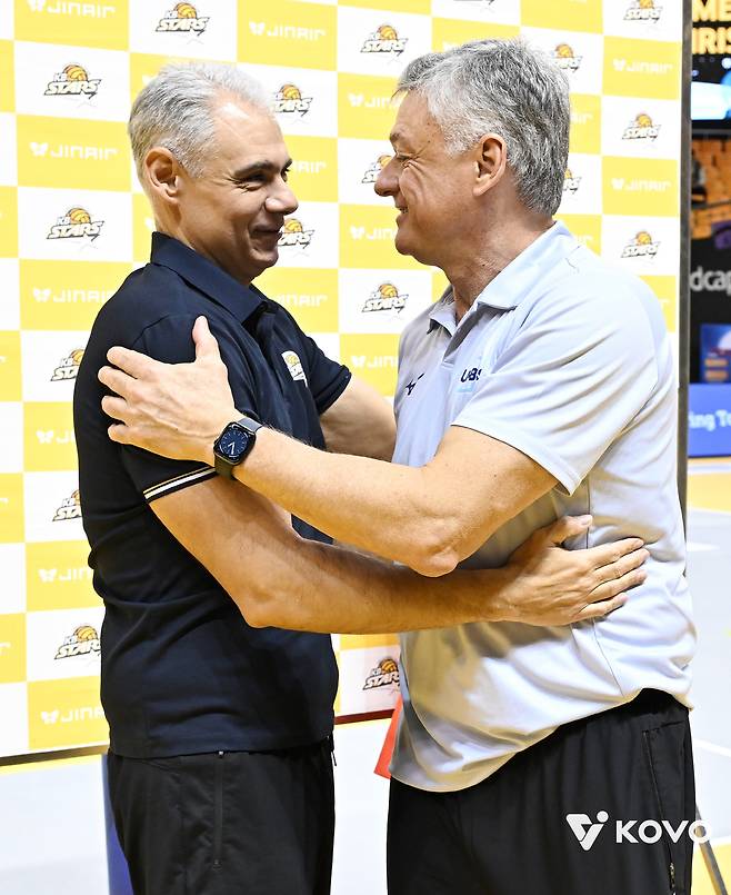 레오날도 카르발류 KB 감독(왼쪽)과 헤난 달 조토 대한항공 감독(KOVO제공)