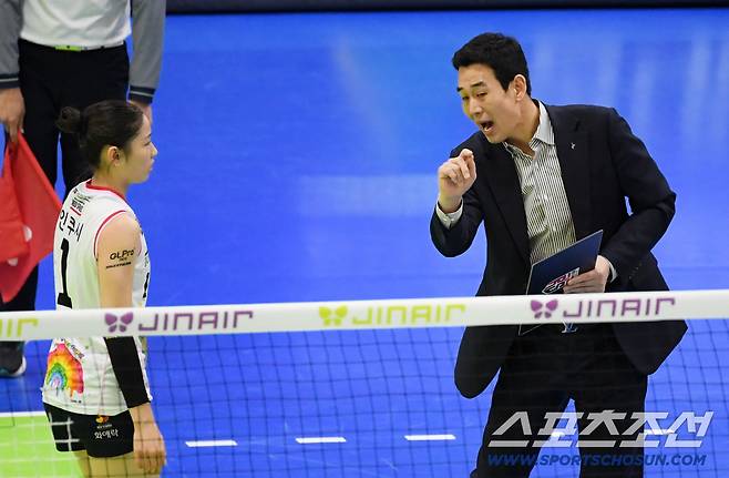 성장 중인 몽골소녀 인쿠시를 위해 두 팔 걷고 나선 고희진 감독.