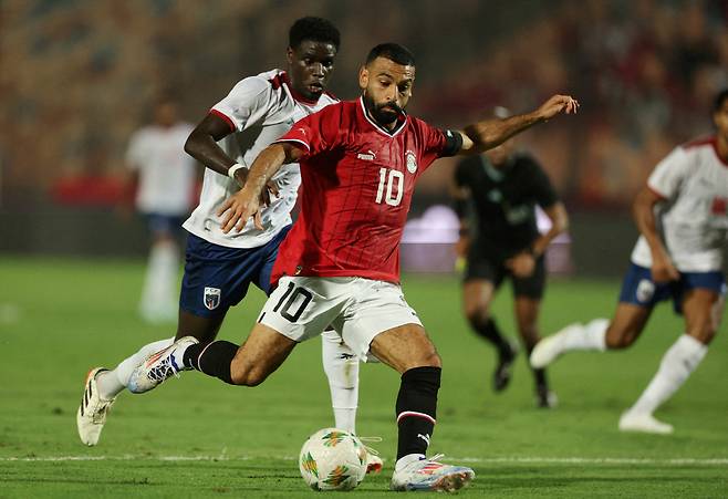 FILE PHOTO: FILE PHOTO: Soccer Football - African Cup of Nations Qualification - Group C - Egypt v Cape Verde - Cairo International Stadium, Cairo, Egypt - September 6, 2024 Egypt's Mohamed Salah shoots at goal REUTERS/Amr Abdallah Dalsh/File Photo/File Photo<저작권자(c) 연합뉴스, 무단 전재-재배포, AI 학습 및 활용 금지>