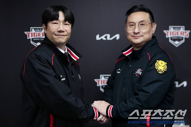 KIA 양현종과 심재학 단장. 사진제공=KIA 타이거즈