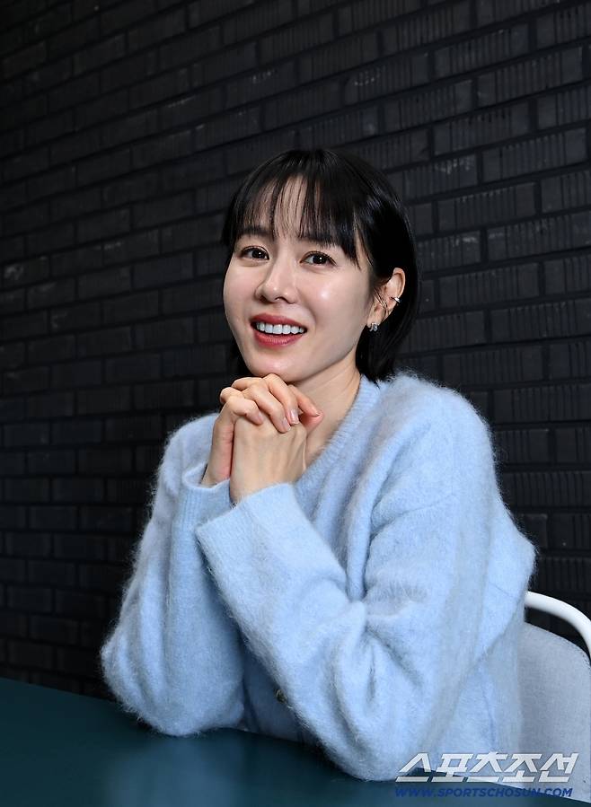 제46회 청룡영화상 여우주연상을 수상한 배우 손예진이 10일 진행된 스포츠조선과의 인터뷰에 앞서 포즈를 취하고 있다. 허상욱 기자wook@sportschosun.com/2025.12.10/