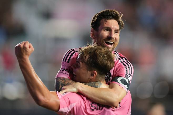 Nov 8, 2025; Fort Lauderdale, Florida, USA; Inter Miami CF forward Lionel Messi (10) celebrates with forward Mateo Silvetti (24) after scoring against Nashville SC during the first half at Chase Stadium. Mandatory Credit: Sam Navarro-Imagn Images <저작권자(c) 연합뉴스, 무단 전재-재배포, AI 학습 및 활용 금지>