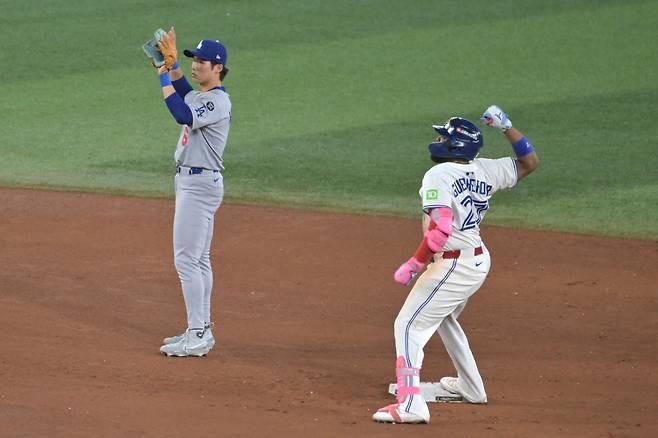 epa12498503 Toronto Blue Jays Vladimir Guerrero Jr. (R) reacts after hitting a double as Los Angeles Dodgers second baseman Hyeseong Kim (L) looks on during the 11th inning of the MLB World Series game seven between the Los Angeles Dodgers and the Toronto Blue Jays in Toronto, Canada, 01 November 2025. EPA/EDUARDO LIMA
<저작권자(c) 연합뉴스, 무단 전재-재배포, AI 학습 및 활용 금지>